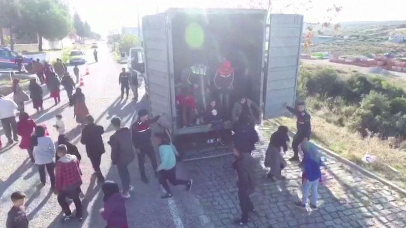 Z kamionu vystoupilo v Turecku 82 migrantů